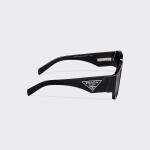 Sunglasses with triangle logo